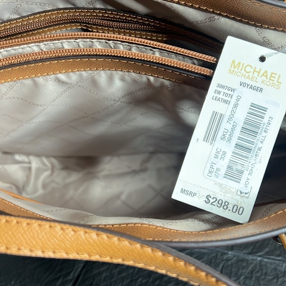 Wome Michael Kors Voyager Handbag - Picture 6 of 8